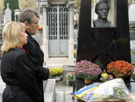 Екатерина Ющенко со своим мужем Виктором Ющенко в Париже на могиле Симона Петлюры - Одесский Политикум