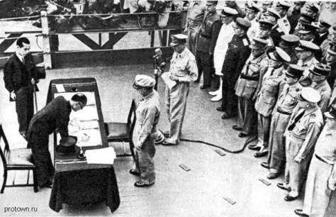 Представитель Японии министр иностранных дел М. Сигэмицу подписывает акт о капитуляции 2 сентября 1945 года - Одесский Политикум