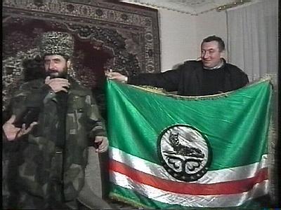Эдуард Гурвиц и Ваха Арсанов с флагом Ичкерии - Одесский Политикум