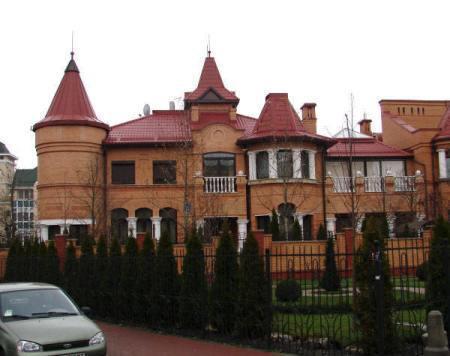 Перед киевским домом Сергея Кивалова - небольшой дополнительно огороженный садик - Одесский Политикум