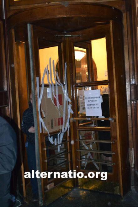 "Евромайдан" в Киеве. Многозначительно выглядят проломанные "еврореволюционерами" двери госучреждения - Одесский Политикум