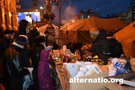 "Евромайдан" в Киеве. Напротив Главпочтамта было развёрнуто нечто напоминающее полевую кухню - Одесский Политикум