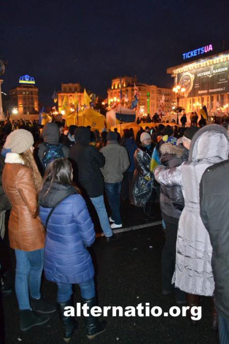 "Евромайдан" в Киеве. Толпа рыхлая, неплотная, при желании в ней можно кататься на небольшом велосипеде. Плотно публика стоит лишь непосредственно вокруг подиума - Одесский Политикум