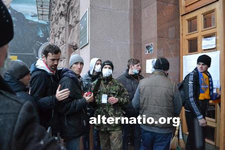 "Евромайдан" в Киеве. Подростки в масках с ручным металлоискателем зачем-то проверяют входящую в здание публику - Одесский Политикум