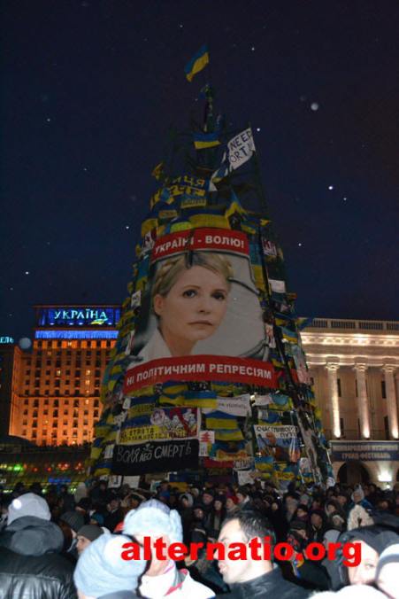 "Евромайдан" в Киеве. Самое смешное, на мой взгляд, в этом году, это главная ёлка страны. На неё без смеха смотреть невозможно. По-сути она – печальный символ/диагноз Украины, её коллективное сознание - Одесский Политикум