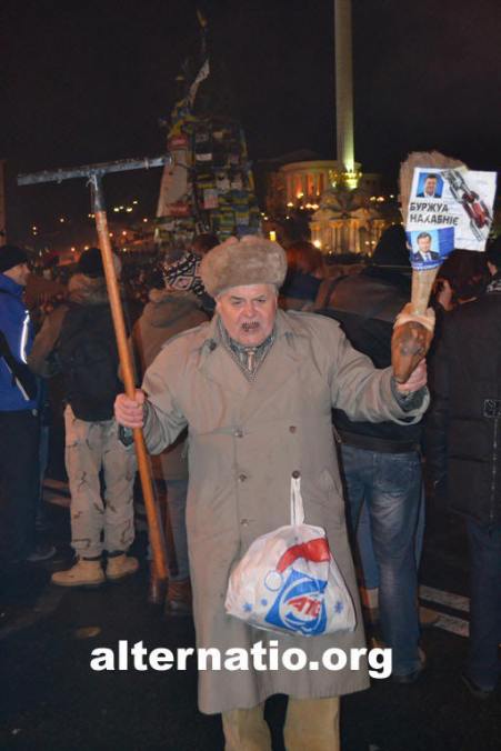 "Евромайдан" в Киеве. Блуждая в толпе, наткнулся на мощного старика. В одной руке он держал грабли, в другой голову мёртвой зверушки на венике и не щадя своих старческих связок орал "банду гэть!" - Одесский Политикум