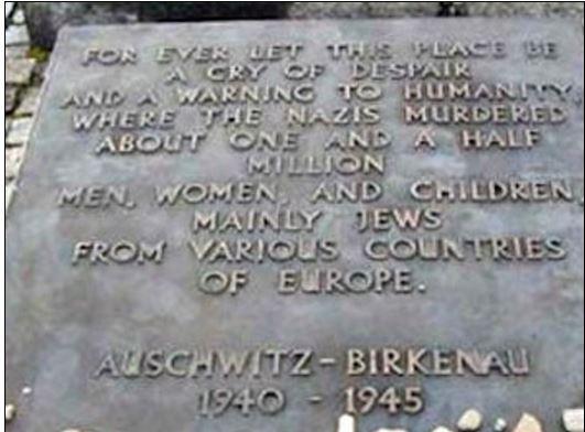 На табличке сказано об умерщвлении уже полутора миллионов евреев в Освенциме - Одесский Политикум