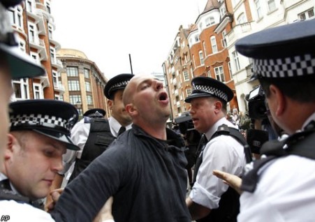 Лондонская полиция столкнулась с "армией" Дж.Ассанджа - Одесский Политикум