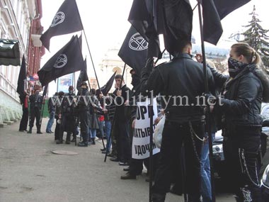 Активисты САУ держали плакаты «Кожному революціонеру окремий майданчик!» и «ПОРА сматывать удочки!» - Одесский Политикум