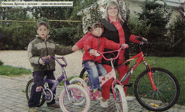 Оксана Дроган с детьми на велосипедах - Одесcкий Политикум