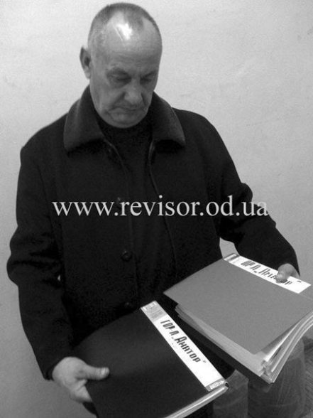 Павел Зубрицкий держит в руках документы двух "Аматоров" - Одесский Политикум