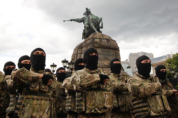 Добровольцы батальона "Азов" во время церемонии присяги на верность Украине, Киев, 16 июля 2014 года -  Одесский Политикум