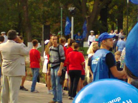 Руководитель «службы безопасности» штаба Крука Ю.Б. официально расставлял молодежь с флагами Партии регионов и руководил «группой поддержки» на площади вокруг памятника - Одесский Политикум