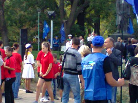 Руководитель «службы безопасности» штаба Крука Ю.Б. официально расставлял молодежь с флагами Партии регионов и руководил «группой поддержки» на площади вокруг памятника - Одесский Политикум