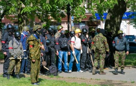 В Одессе боевики правого сектора, на которых одеты отличительные красные повязки и георгиевские ленточки - Одесский Политикум