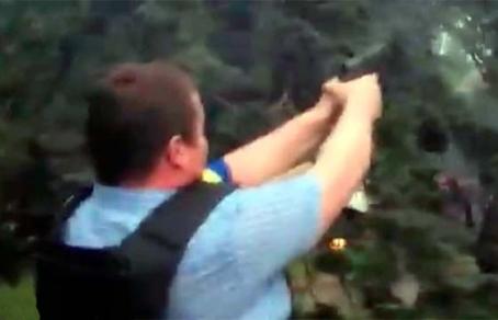 В Одессе сотник самообороны евромайдана Мыкола расстреливает из боевого пистолета пророссийских активистов, которые выпрыгивают из окон горящего Дома профсоюза - Одесский Политикум